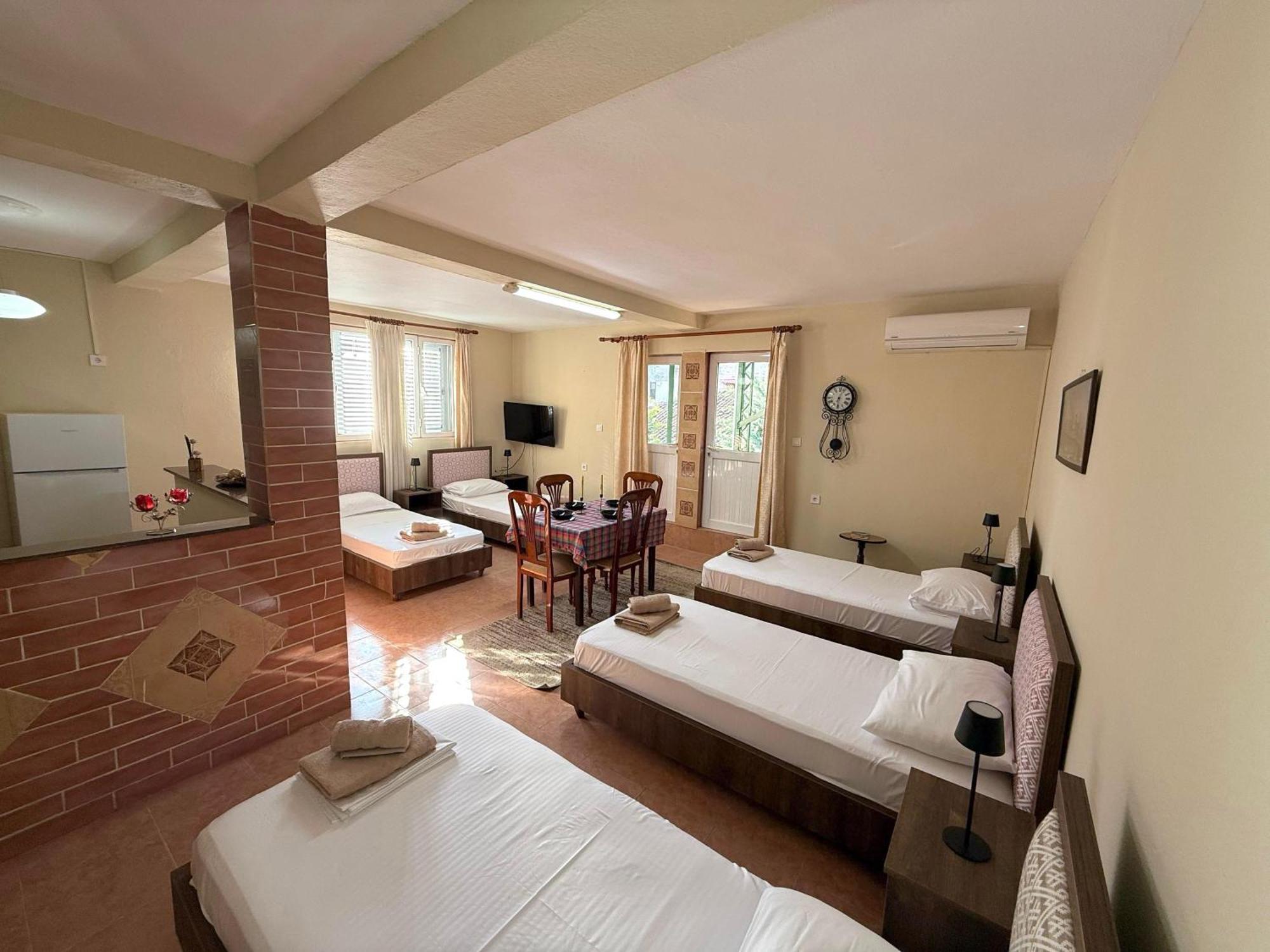 Shkodra Guest House & Trips Екстер'єр фото